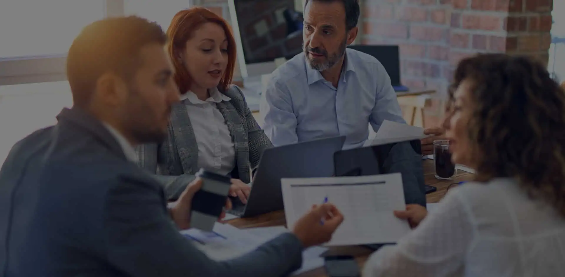 Equipo de Estallo Asesores trabajando con un cliente